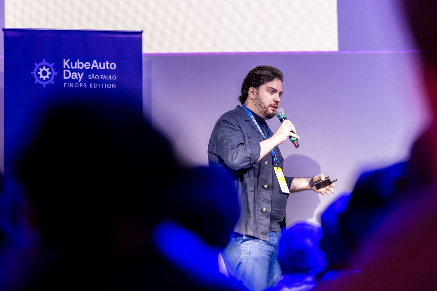 Ademar Gregio Jr no palco do KubeAuto Day São Paulo